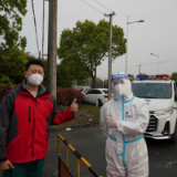 退伍十年后他们在方舱医院大门首次相聚！昔日战友今在同一方舱医院战疫