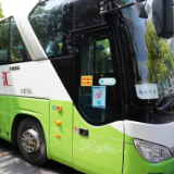 专车接送 上海奉贤开设60岁以上老年人疫苗接种专场