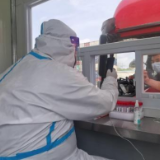 （上海战疫录）全程不到1分钟！上海警方为集卡司机特设“不下车”核酸采样站