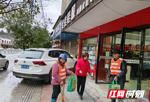 环卫坚守保“春洁” 群众暖心送温暖