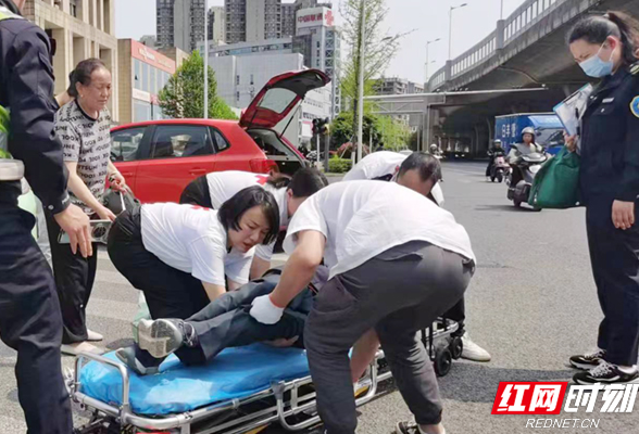 “救”在身边丨蓝天救援队员为车祸受伤人员救护