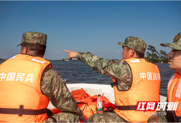 组图丨搭乘岳阳民兵的冲锋舟深入团洲垸腹地 搜寻可能被困群众