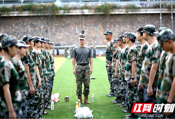 郴州北湖区人武部选派29名教官带领千余新生开展军训