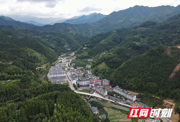 乡村公益照相馆⑧丨桂东县青山乡：老一辈踏遍青山 下一代走在坦途