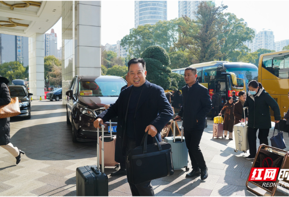 湖南省人大代表抵长报到