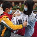永定区桥头乡：我为群众办实事 捐赠校服暖人心