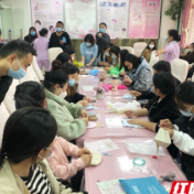 永定区妇幼保健院孕妇学校举办“我们要制作爱的小帽帽”手工活动