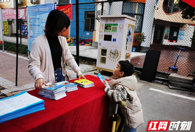 张家界市科技局在“三联四建”联系小区开展科普宣传活动