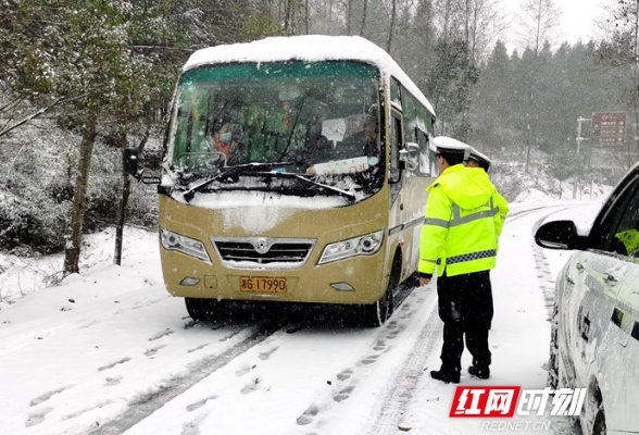 天降大雪 张家界交警一大队全力保障交通畅安