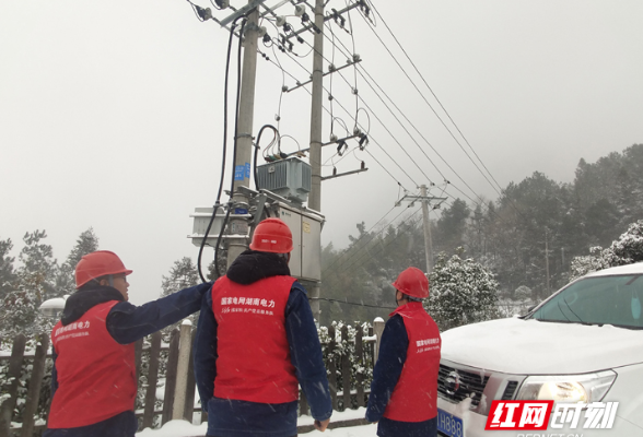 国网武陵源区供电公司共产党员服务队踏雪巡线保供电