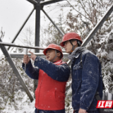 寒潮来袭，国网张家界供电公司员工踏雪巡线保供电