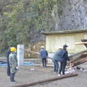 武陵源区索溪峪街道保护水源拆除历史违建100余平方米