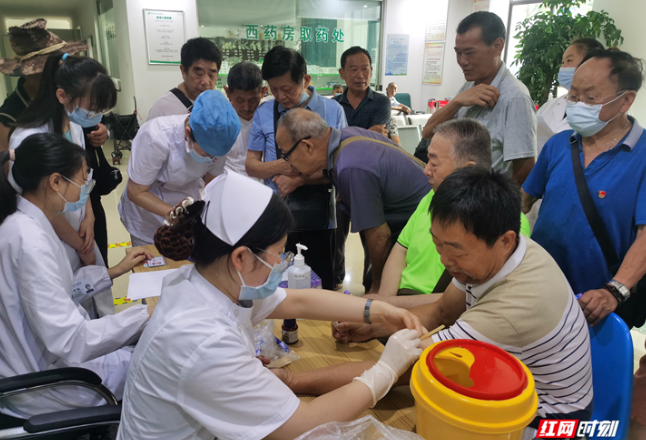张家界：便民服务进社区 义诊活动暖人心