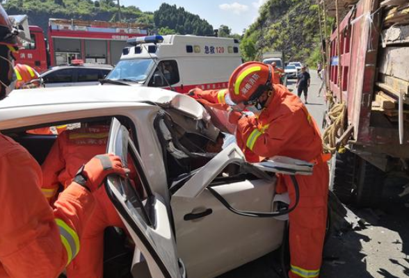 超车追尾2人被困 张家界消防紧急救援