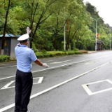 【抗疫日历|致敬平凡中的伟大】细雨中，交警披铠甲战疫情