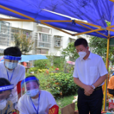 王洪斌在市城区检查核酸检测工作