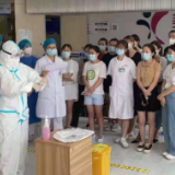 【众志成城 抗击疫情】烈日下的铿锵玫瑰