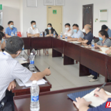 王洪斌调研疫情防控医疗救治工作并座谈