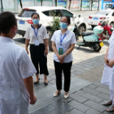 吴俞萍看望慰问防疫一线医护人员