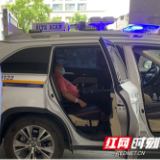男子疫情期间情绪崩溃 慈利交警暖心安慰