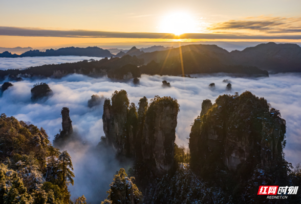 满屏仙气！张家界黄石寨景区新年现金光云海奇观