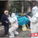 武陵源区军地坪街道：为84名行动不便的老人做好核酸检测