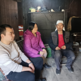 桑植县老发集团驻龙潭坪镇红军村工作队走访慰问红军后代