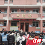 慈利县龙潭河镇中学：师生“宪法晨读”学宪法