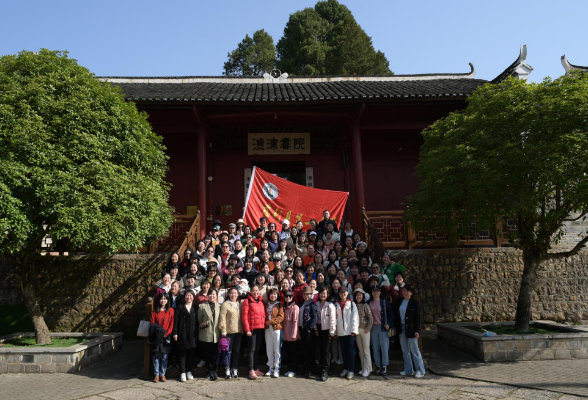 慈利一中：走在春风里，巾帼乐其中