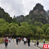 5月1日，张家界核心景区一次性进山13092人次 十二生肖小火车备受游客青睐