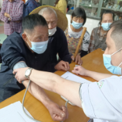 慈利县金慈街道饭甑山村：村干部当“司机” 上门服务接送老人接种疫苗