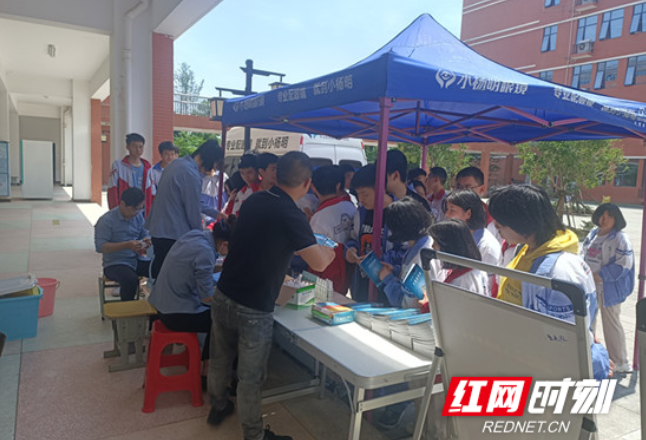 计量让生活更加美好——永定区市场监督管理局入校开展计量日宣传活动