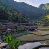 细雨送温情 携手帮扶 共建美丽家园