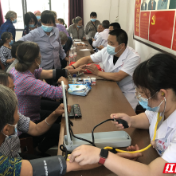 名医义诊进乡村卫健知识送上门——永定区老科协卫生健康分会启动创建“百岁健康”示范村活动