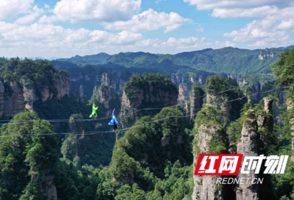 张家界黄石寨：绝壁峰林 凌空竞技