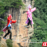 身着汉服行走张家界峰林峡谷间 核心景区黄石寨上演高空扁带精英赛