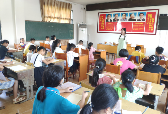张家界：大学生暑期回村办起义务“小课堂”