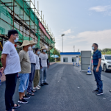 图片直击：张家界阳和收费站高速路出口的“扫码人”