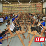 张家界市武陵源区：“妈妈工坊”织锦忙(组图)