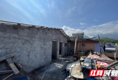 张家界一居民楼违建房顶棚被大风吹落 路边车辆无辜遭殃