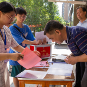 永定区大庸桥街道：鑫成君泰小区举行第三届业主大会会议