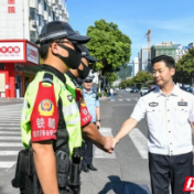 龙铁军慰问高温一线执勤民辅警