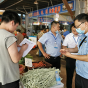 永定区市场监督管理局督促新峰市场清退临街临时摊位管理费