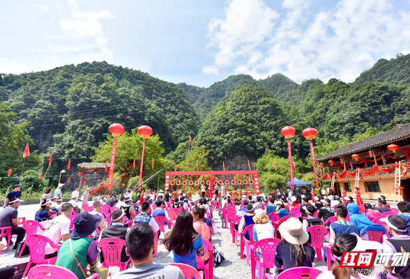 桑植龙山两县“民族团结一家亲•缘定七夕鹊桥会”活动启动 100余名青年人才齐聚一堂