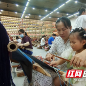 张家界有个乖幺妹“妈妈工厂” 留下妈妈守住爱