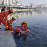 永定区：一女孩跳水轻生 消防紧急救援