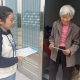 慈利县零阳街道七枞村：扎实开展“党建好声音”活动 入户开展医保缴费宣传