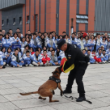 反恐防暴演练 筑牢安全防线——张家界市第一中学开展反恐防爆演练活动