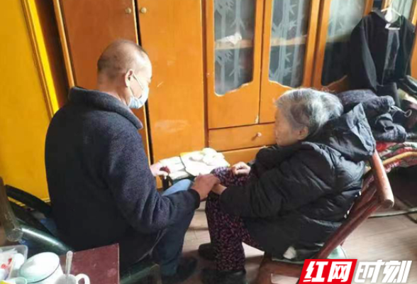 张家界：家庭医生进村入户开展春季健康服务
