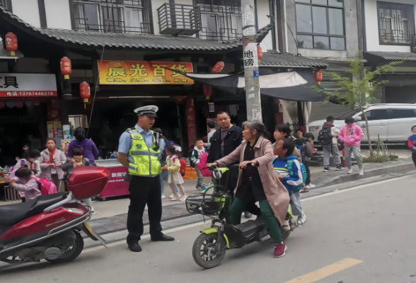 永定区教字垭镇：整治校园周边环境，为学生保驾护航